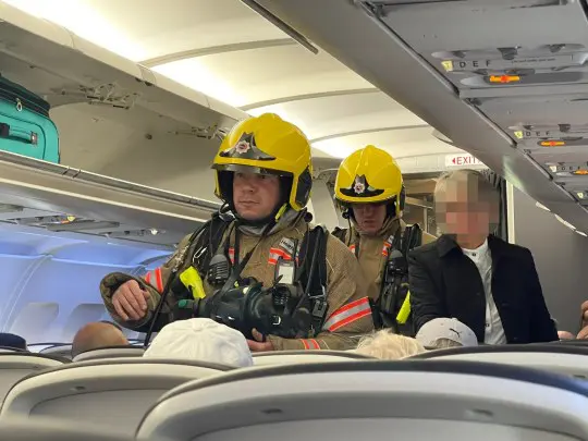 Evakuálni kellett egy repülőgép összes utasát a londoni Heathrow reptéren, miután többen rosszul lettek 1