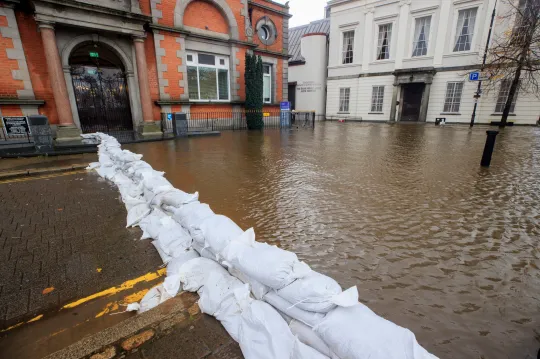 A Ciaran vihar elérte Nagy-Britannia partjait: már 2. szintű „emberi életre is veszélyes” viharjelzés van érvényben az ország déli területein 6