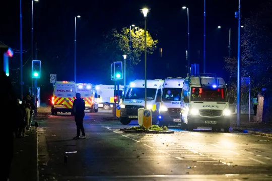 Zavargások Nagy-Britanniában: Edinburgh utcáin vagy 100 fiatal ütközött össze a rohamrendőrökkel 3
