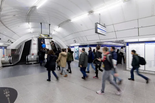 Megpróbáltak a metró elé lökni egy nőt az egyik forgalmas londoni metrómegállóban 4
