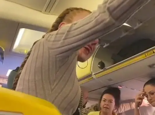 Verekedés tört ki a Ryanair egyik angliai járatán – rendőröket kellett hívni, az egyik nőnek még az orra vére is eleredt, akkorát kapott 4