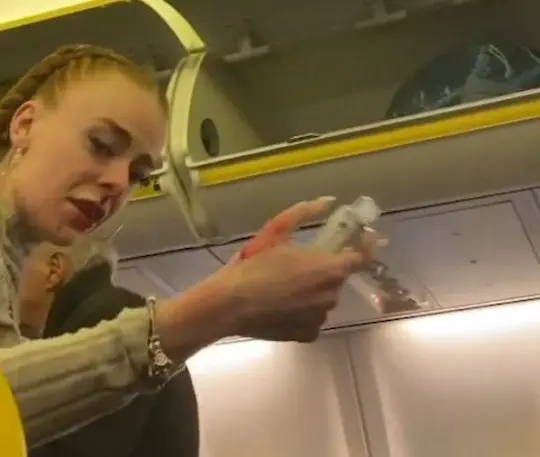 Verekedés tört ki a Ryanair egyik angliai járatán – rendőröket kellett hívni, az egyik nőnek még az orra vére is eleredt, akkorát kapott 5