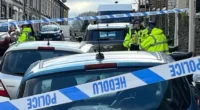 „Súlyos támadás” történt egy településen Nagy-Britanniában, több iskolát és az egész környéket lezárták és a területet elözönlötték a rendőrök 2