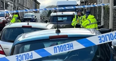 „Súlyos támadás” történt egy településen Nagy-Britanniában, több iskolát és az egész környéket lezárták és a területet elözönlötték a rendőrök 14