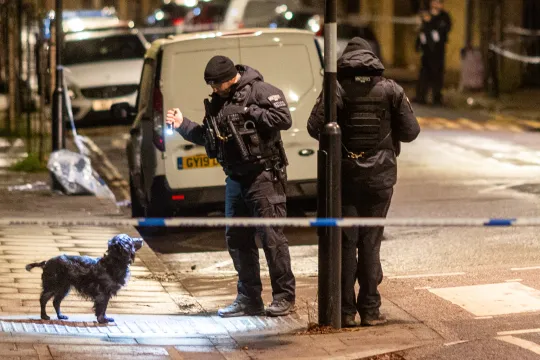 Egy nőt megöltek két másik ember pedig kórházban, miután lövöldözés volt Londonban 4