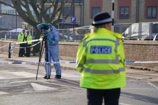A gyermekeit próbálta megvédeni az anyuka, akit a saját lakásának ajtaja előtt fejbe lőttek Londonban