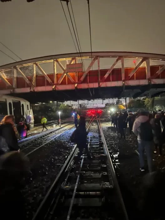 Ezrek rekedtek vonatok belsejében több órára egy hatalmas áramszünet miatt Londonban – többen elájultak, teljes volt a káosz 5