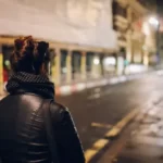 £16 000-ot kapott egy éttermi dolgozó Londonban, csak mert fél este egyedül hazasétálni, és a főnöke nem engedte el időben