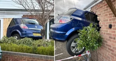 Szó szerint beleszállt egy lakóházba egy autó Dél-Angliában