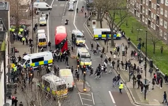 Összecsaptak a tüntetők a rohamrendőrökkel London utcáin 5