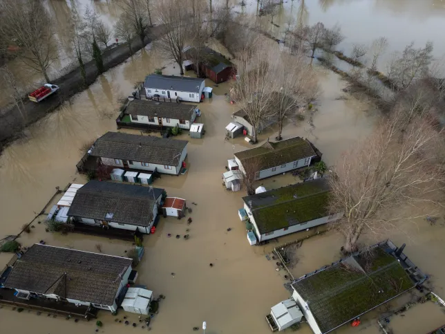 Óriási árvizek Nagy-Britanniában több száz helyen, és az előrejelzések szerint még több eső jön 7
