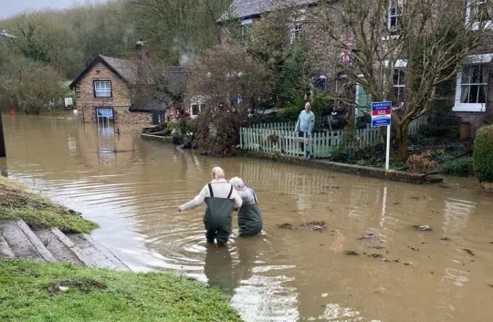 Óriási árvizek Nagy-Britanniában több száz helyen, és az előrejelzések szerint még több eső jön 8