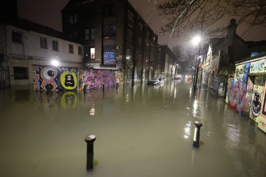 Óriási árvizek Nagy-Britanniában több száz helyen, és az előrejelzések szerint még több eső jön 4