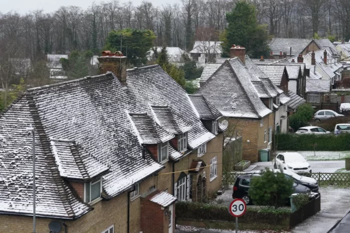 Anglia egyes déli részein és Londonban már elkezdett esni a hó – egész héten át tartó hideg jön, ma éjjel már -7C is lehet 7