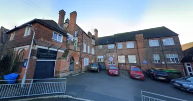 Elkezdett „pénzbírságot” kiszabni egy iskola Angliában a szülőknek, ha későn mennek a gyerekekért