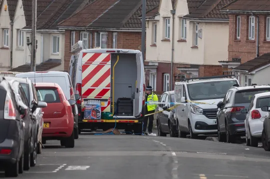 A nyílt utcán késeltek halálra két tinédzsert Angliában, Bristolban 7