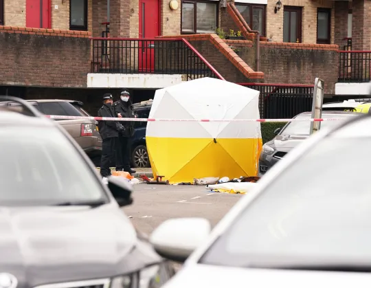Nyilvánosságra hozták a részleteket a számszeríjas támadóról, akit a rendőrök lőttek le Londonban 4