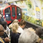 Az érkező metró elé a sínekre löktek egy férfit London belvárosában, Oxford Circus-nél