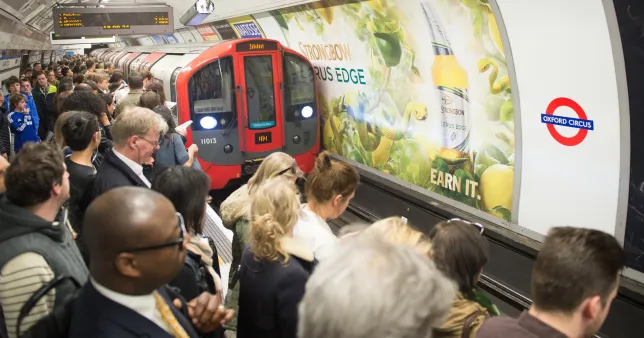 Az érkező metró elé a sínekre löktek egy férfit London belvárosában, Oxford Circus-nél 1