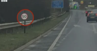 Százával kapják a büntetést az autósok London környékén egy hibás kresz tábla miatt