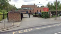 Egy felnőtt nő késelt meg egy férfit egy londoni iskola bejárata előtt fényes nappal 2