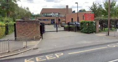 Egy felnőtt nő késelt meg egy férfit egy londoni iskola bejárata előtt fényes nappal