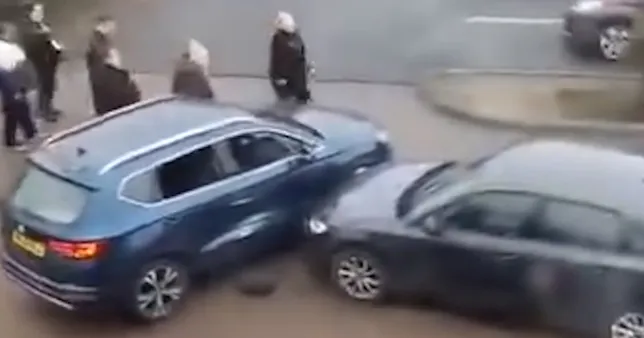 Annyira eldurrant az agya egy nőnek, hogy kocsival hajtott bele az Asda biztonsági őrébe Angliában, Newcastleben 3