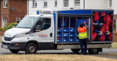 Hatalmas csalás, megrendezett autóbalesetek tucatjait hajtották végre a Tesco kiszállítást végző sofőrjei Angliában