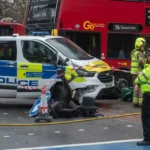 Súlyos autóbaleset Londonban: 9-en kórházban, miután egy busz ütközött egy rendőrautóval