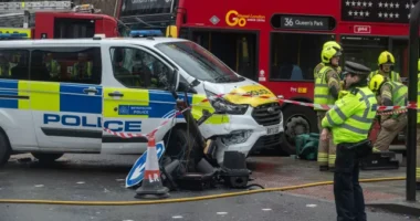 Súlyos autóbaleset Londonban: 9-en kórházban, miután egy busz ütközött egy rendőrautóval