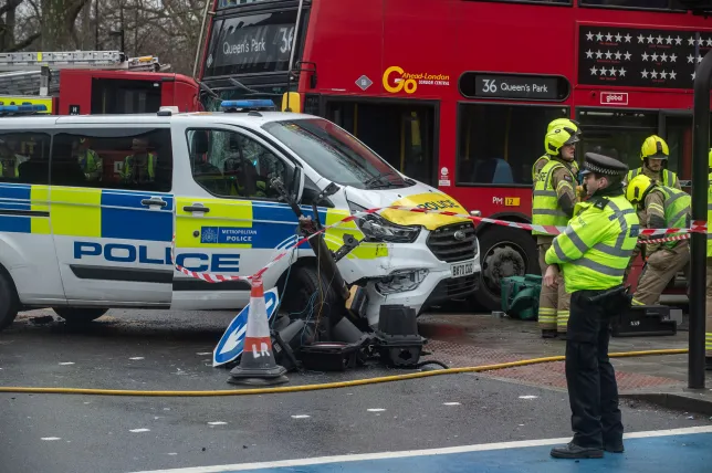 Súlyos autóbaleset Londonban: 9-en kórházban, miután egy busz ütközött egy rendőrautóval 4