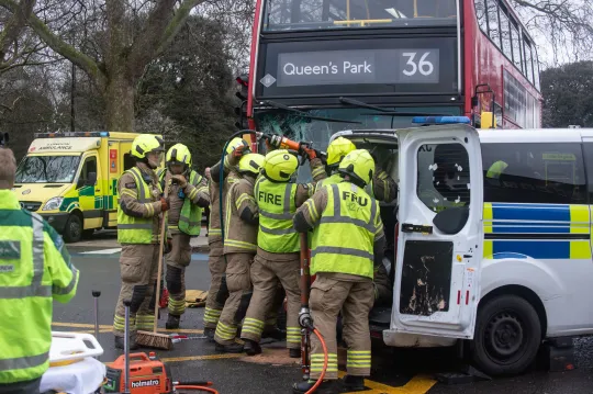 Súlyos autóbaleset Londonban: 9-en kórházban, miután egy busz ütközött egy rendőrautóval 6