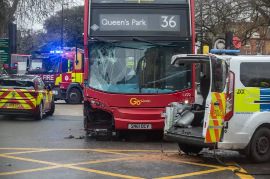 Súlyos autóbaleset Londonban: 9-en kórházban, miután egy busz ütközött egy rendőrautóval 5