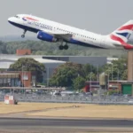 Óriási, 3 millió fontos bevándorlási csalást hajtott végre egy 24 éves dolgozó a Heathrow reptéren, miközben az utasfelvételi pultnál melózott