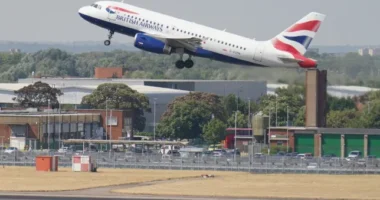 Óriási, 3 millió fontos bevándorlási csalást hajtott végre egy 24 éves dolgozó a Heathrow reptéren, miközben az utasfelvételi pultnál melózott 20