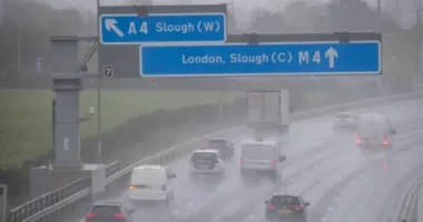 400 mérföld széles vihar ér az Egyesült Királyság fölé 2 hétig tartó esőzéseket hozva