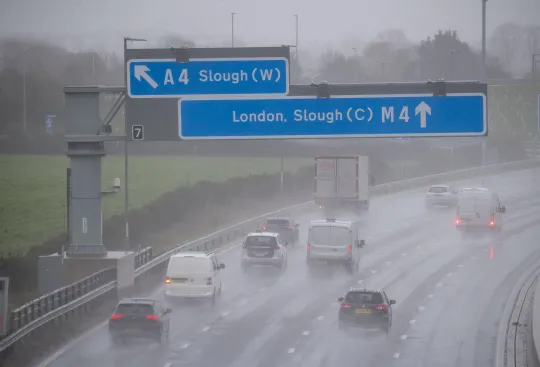 400 mérföld széles vihar ér az Egyesült Királyság fölé 2 hétig tartó esőzéseket hozva 17