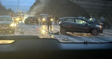 Súlyos tömegbaleset Angliában, 15 autó ütközött össze az M23-as autópályán - több tucat sérült van