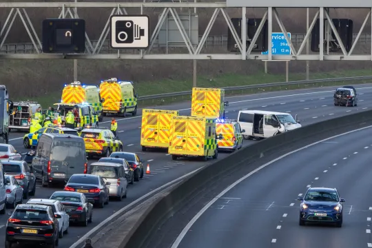 Horrorbaleset az M62-es autópályán Angliában: forgalommal szembe ment és egy Amazon kamionnal ütközött frontálisan egy Audi 3