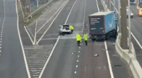 Horrorbaleset az M62-es autópályán Angliában: forgalommal szembe ment és egy Amazon kamionnal ütközött frontálisan egy Audi 2