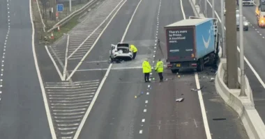 Horrorbaleset az M62-es autópályán Angliában: forgalommal szembe ment és egy Amazon kamionnal ütközött frontálisan egy Audi