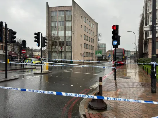 A nyílt utcán lőttek agyon egy férfit Londonban, a támadó szökésben 4