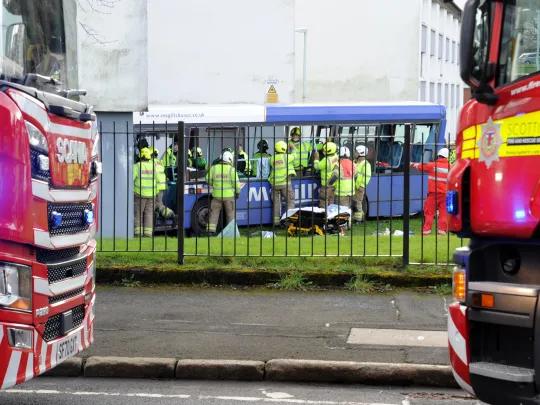 Többen kórházban, miután egy lakóház falának csapódott egy busz Nagy-Britanniában, Skóciában 5