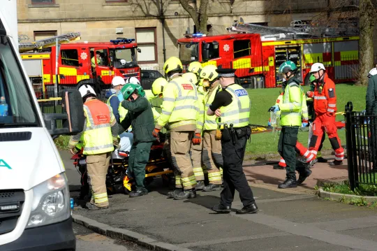 Többen kórházban, miután egy lakóház falának csapódott egy busz Nagy-Britanniában, Skóciában 4