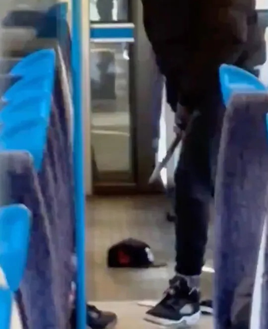 A sikoltozó utasok szeme láttára késeltek meg egy férfit egy vonaton Angliában 5