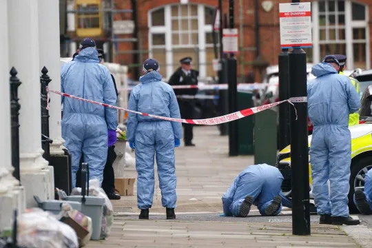 Agyonlőttek egy 21 éves fiatalt London belvárosában, az elkövető szökésben, a rendőrség nagy erőkkel keresi 4