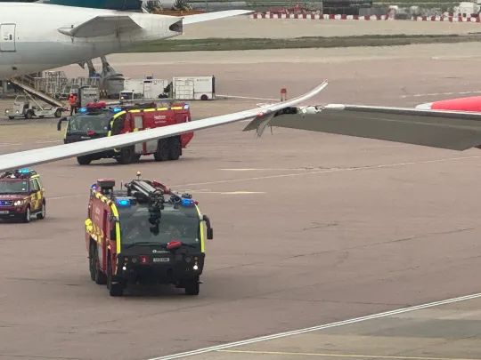 Hatalmas felfordulás a Heathrow repülőtéren, miután egy repülőgép nekiütközött egy másiknak 4