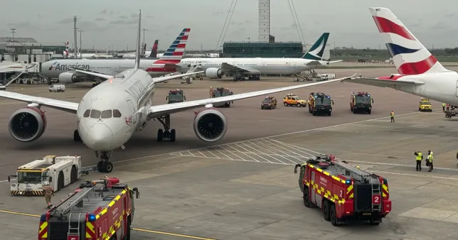 Hatalmas felfordulás a Heathrow repülőtéren, miután egy repülőgép nekiütközött egy másiknak 14