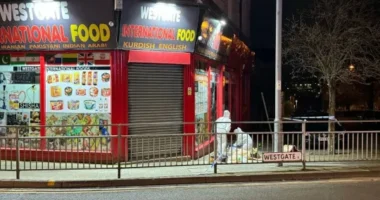 Fényes nappal, a nyílt utcán késeltek halálra egy fiatal nőt Angliában – a gyilkos még szökésben