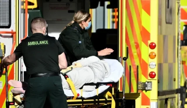 Kirúgtak egy mentőst Angliában, mert egy öngyilkosságot megkísérlő diáklánynak szexuális tartalmú üzeneteket küldött, miután bevitte a kórházba